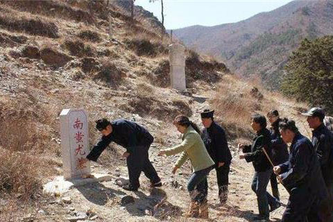 Đội khảo cổ đang khai quật ngôi mộ thì người canh lăng xuất hiện: Không được đào nữa, có biết chủ mộ là ai không?