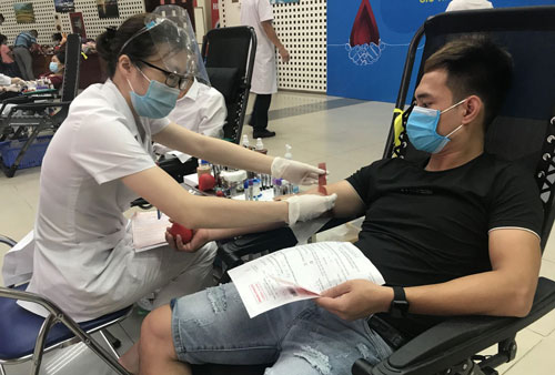 ĐIỂM TIN TỐI (9/6): Việt Nam có thêm 60 ca mắc COVID-19 mới; công nhân từ tâm dịch Bắc Giang về quê phải cách ly đủ 28 ngày