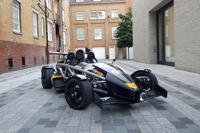 =4. Ariel Atom 3.5R (thời gian tăng tốc từ 0-100 km/h: 2,6 giây).