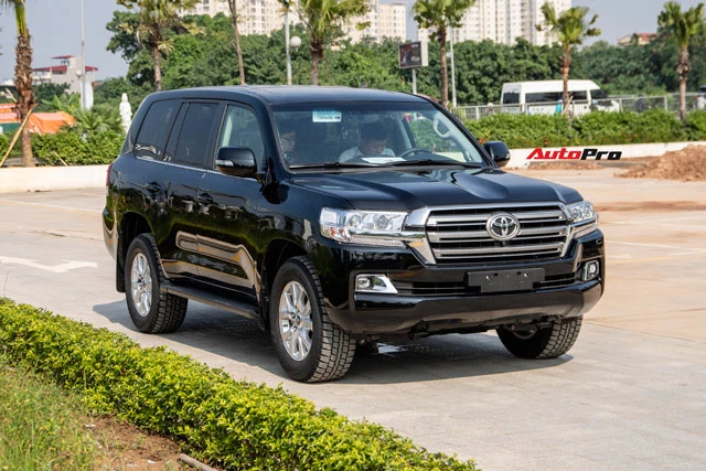 5. Toyota Land Cruiser (doanh số: 16 chiếc). Ảnh: AutoPro.