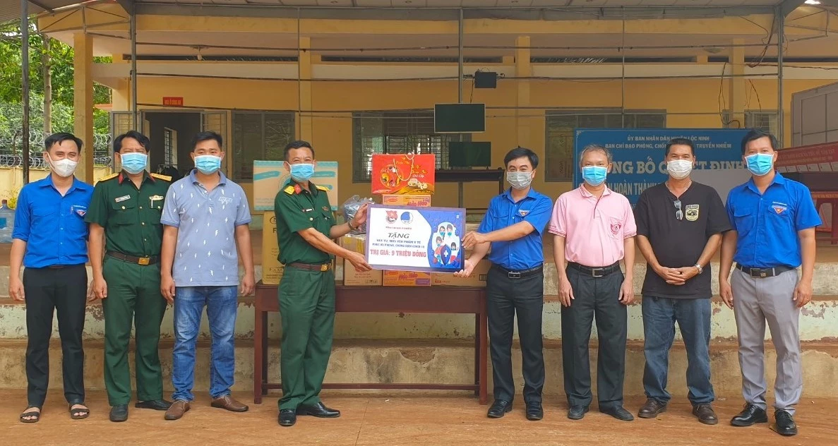 Bí thư Tỉnh Đoàn Bình Phước Trần Quốc Duy (thứ 4, trái sang) trao bảng tương trưng các nguồn lực hỗ trợ khu cách ly tập trung tại trường THPT Lộc Ninh (cũ), huyện Lộc Ninh