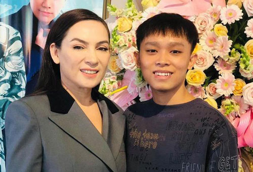 Vụ nghi bị con nuôi tung loạt tin nhắn bất lợi, Phi Nhung lên tiếng nhắn nhủ Hồ Văn Cường