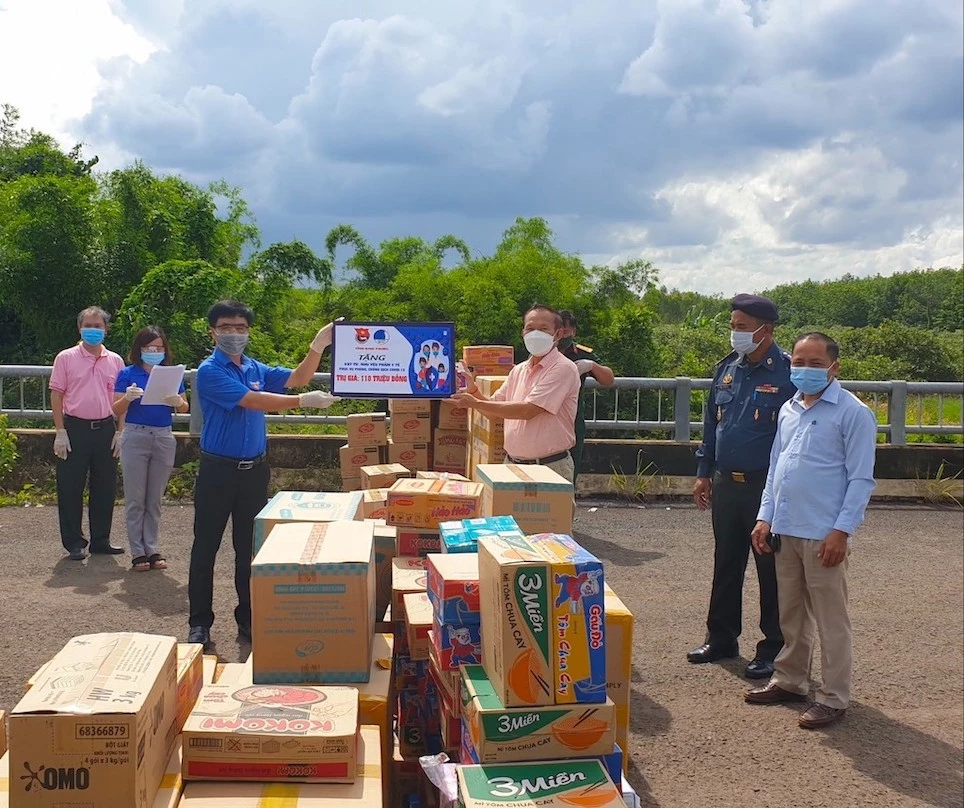 Bí thư Tỉnh Đoàn Bình Phước Trần Quốc Duy (thứ 3, trái sang) trao bảng tượng trưng các nguồn lực hỗ trợ huyện Ô Răng trong phòng chống dịch