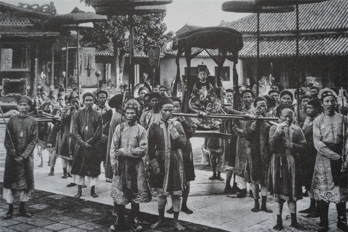 Trẻ em các vùng miền Việt Nam cách nay hơn 100 năm - Ảnh 2.