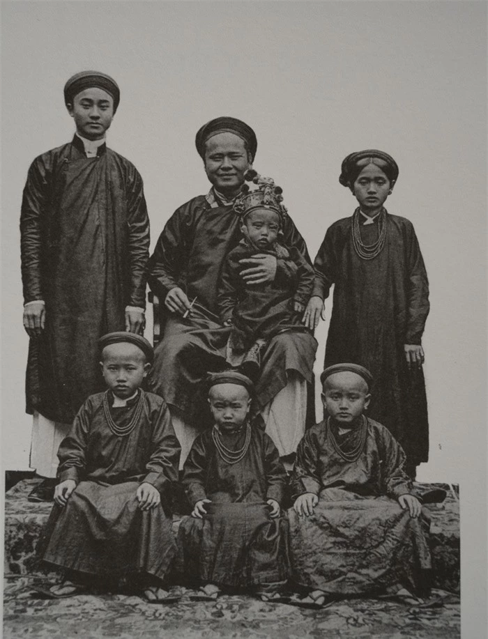 Trẻ em các vùng miền Việt Nam cách nay hơn 100 năm - Ảnh 5.