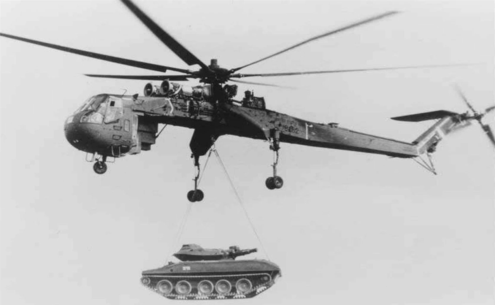 Khám phá dòng trực thăng khổng lồ siêu dị của không quân Mỹ - Ảnh 2.