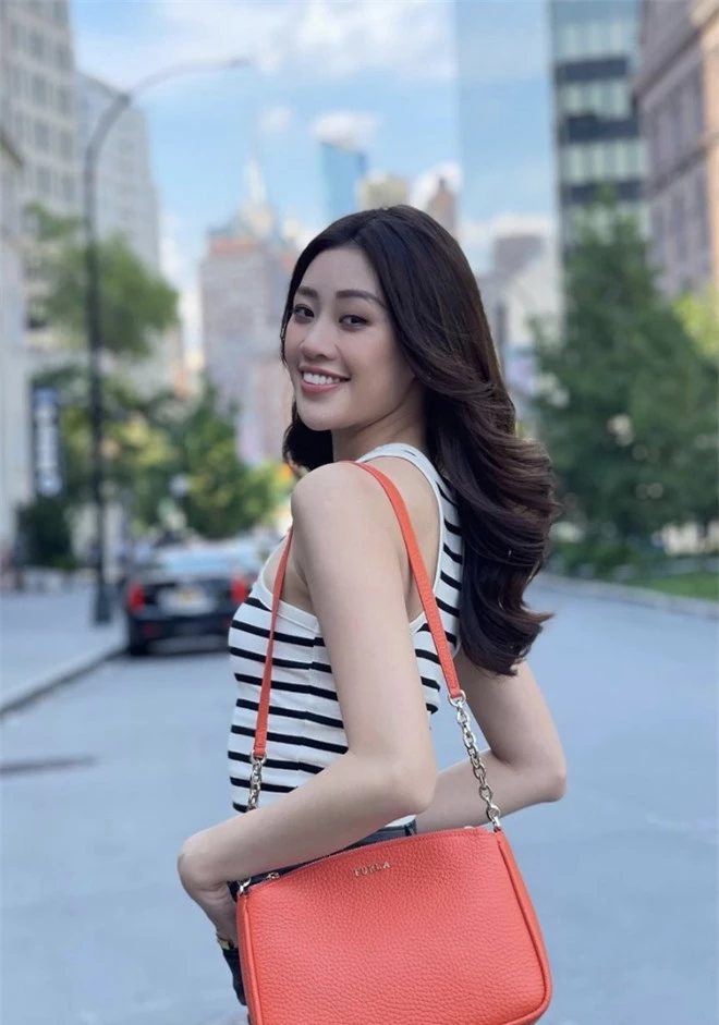 Khánh Vân diện đồ bảo hộ kín bưng, sẵn sàng cách ly ngay khi về quê nhà sau 1 tháng chinh chiến Miss Universe! - Ảnh 6.