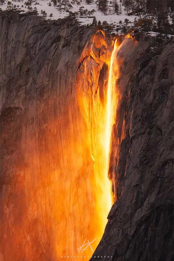 Lạ lùng thác nước rực cháy trông như nham thạch đang chảy xuống 2