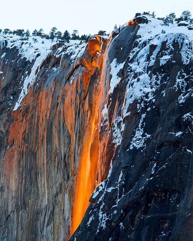 Lạ lùng thác nước rực cháy trông như nham thạch đang chảy xuống 4