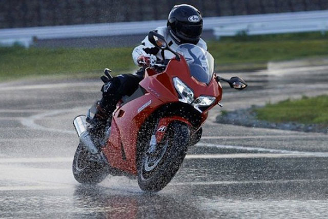 Cách phanh xe tránh trơn trượt khi trời mưa