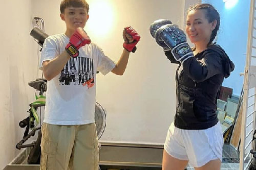 Hồ Văn Cường và mẹ nuôi Phi Nhung thân thiết ngay trước khi bị tung đoạn tin nhắn gây sốc