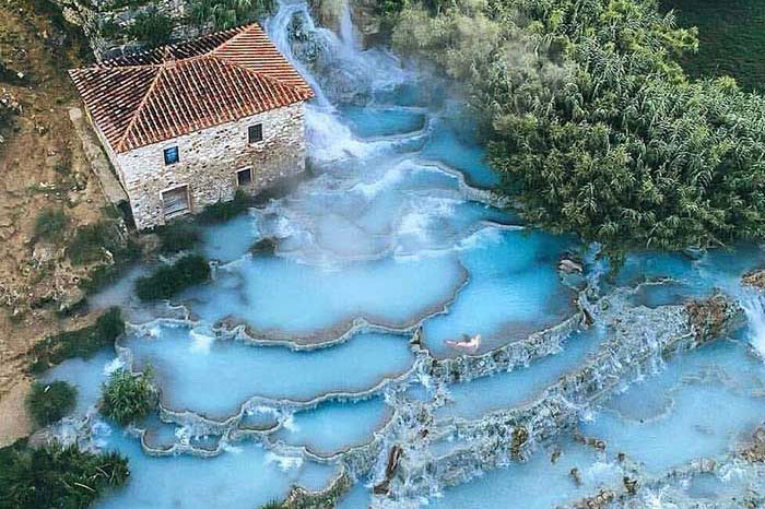 Lạ lùng suối nước nóng màu xanh ngọc lam, du khách mê mẩn quên lối về