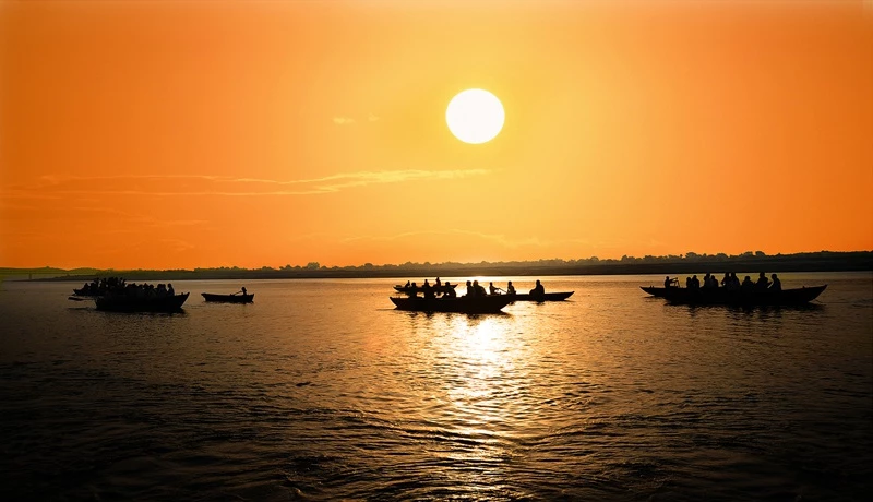 Tên của sông được đặt theo tên vị nữ thần Hindu Ganga trong Ấn Độ giáo. Với người dân Ấn Độ, sông Hằng là dòng sông linh thiêng nhất, con sông là nguồn sống của hàng trăm triệu người bên dòng sông này. Ảnh: Sodhatravel.