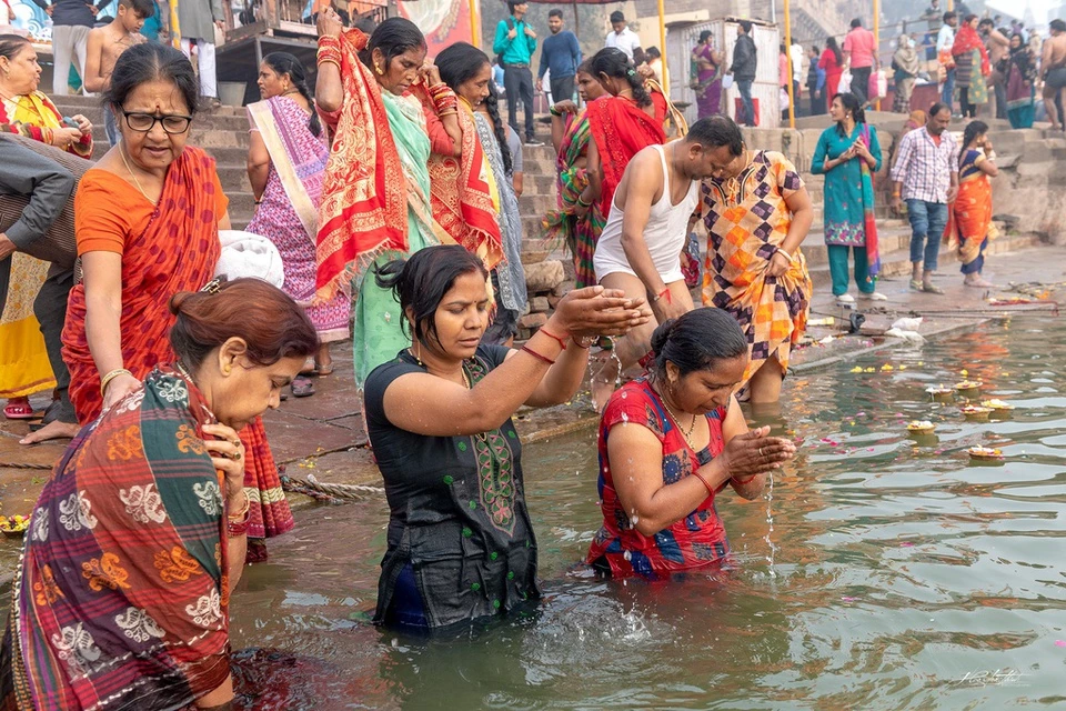 Theo sách Lịch sử văn minh thế giới, tín ngưỡng Hindu giáo của Ấn Độ cho rằng, tắm trên sông Hằng là để gột rửa mọi tội lỗi, nước sông được sử dụng rộng rãi trong các nghi lễ thờ cúng. Người Ấn Độ cho rằng, uống nước sông Hằng trước khi chết là một điềm lành. Ảnh: Wikipedia.