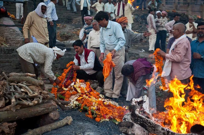 Theo sách Lịch sử văn minh thế giới, tín đồ Hindu tin giáo (Ấn Độ giáo) cho rằng nếu được hỏa táng, rải tro cốt trên sông Hằng, linh hồn người chết sẽ thoát khỏi kiếp luân hồi và tới cõi Niết Bàn. Đây chính là một trong những nguyên nhân quan trọng khiến dòng sông này bị ô nhiễm nặng nề như ngày hôm nay. Ảnh: Wikipedia.