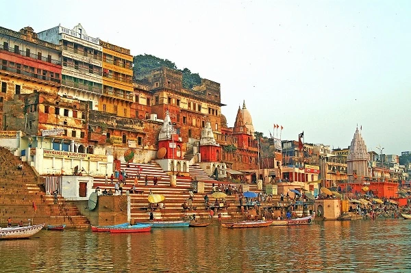 Manikarnika Ghat là một trong những nơi cổ kính, linh thiêng nhất trong tôn giáo, truyền thuyết Hindu giáo được xây dựng bên bờ sông Hằng. Người ta nói rằng nếu người nào được hỏa táng ở đây sau khi chết, linh hồn của họ sẽ được yên nghỉ mãi mãi. Hàng thế kỷ qua, người ta vẫn luôn tin rằng nghi thức tang lễ ở Manikarnika Ghat giúp con người thoát khỏi kiếp luân hồi bất tận. Khi việc hỏa táng xong xuôi, người ta lấy nước từ sông Hằng để dập lửa và ném tro xuống sông. Ảnh: Sodhatravel.