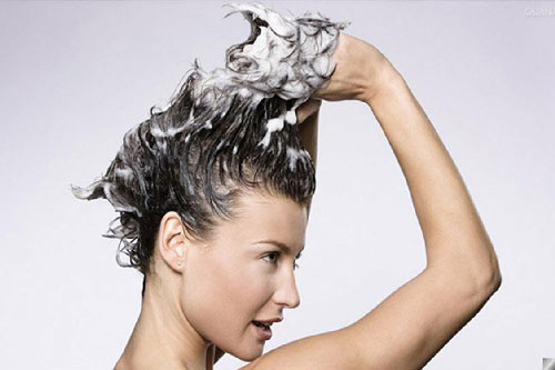 5 thói quen tai hại dễ gây rụng tóc, hói đầu