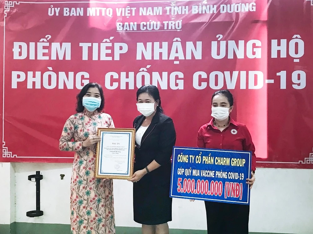 Đại diện Charm Group trao hỗ trợ cho tỉnh Bình Dương.