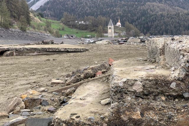 Ngôi làng nổi lên sau 70 năm biến mất