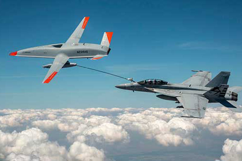 Chiến cơ F-18 của Mỹ tiếp nhiên liệu trên không từ máy bay không người lái