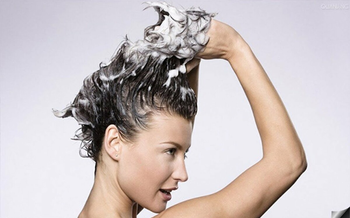 5 thói quen tai hại gây rụng tóc, hói đầu