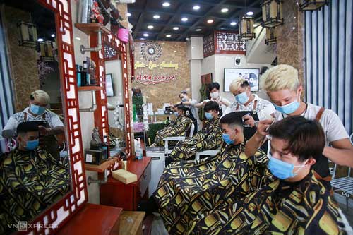 Quán cắt tóc ở TP Đà Nẵng mở cửa trở lại sau 35 ngày phải đóng cửa theo yêu cầu của thành phố. Ảnh: Nguyễn Đông. Quán cắt tóc ở TP Đà Nẵng mở cửa trở lại sau 35 ngày phải đóng cửa theo yêu cầu của thành phố. Ảnh: Nguyễn Đông.