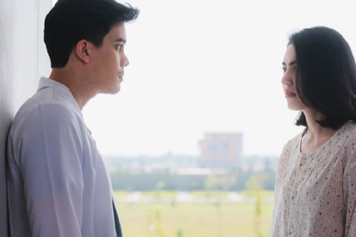 Trong bữa cơm, vợ đanh thép nói một câu khiến mẹ tôi lên cơn đau tim còn chị tôi sợ tái mặt