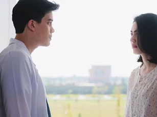 Trong bữa cơm, vợ đanh thép nói một câu khiến mẹ tôi lên cơn đau tim còn chị tôi sợ tái mặt