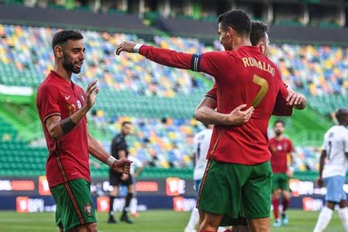 Fan MU mừng thầm khi chứng kiến Bruno kiến tạo cho Ronaldo