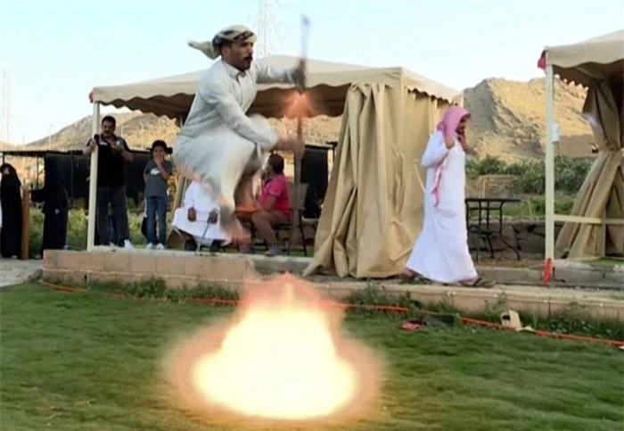Điệu nhảy kỳ lạ của người Ả Rập có sử dụng súng khiến du khách ngạc nhiên 1