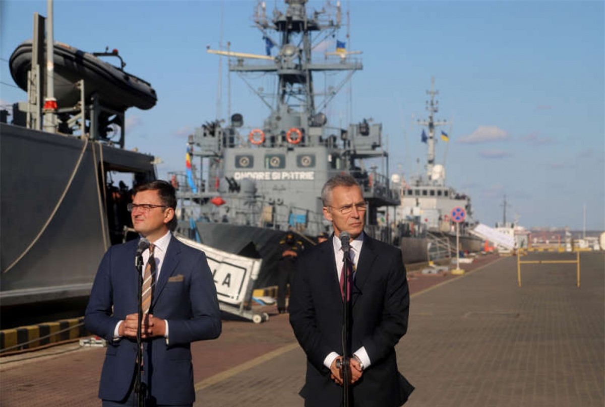 Tổng thư ký NATO Jens Stoltenberg (phải) và Phó Thủ tướng Ukraine Dmytro Kuleba họp báo sau khi thăm một số tàu của NATO tại cảng Odessa ở Ukraine ngày 30/10/2019. Ảnh: Getty