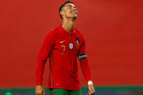Ronaldo có pha sút phạt thảm họa nhất sự nghiệp