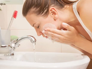 Muốn da khoẻ đẹp, hãy thực hiện thói quen này vào buổi sáng