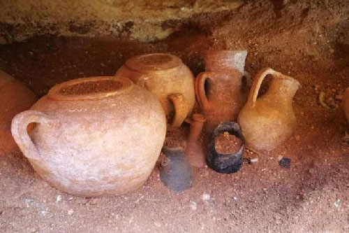 Đào ống nước, lọt vào hầm mộ 2.000 năm đầy cổ vật quý