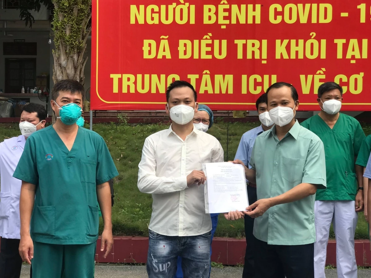 BS Trần Thanh Linh và ông Mai Sơn, Phó Chủ tịch UBND tỉnh Bắc Giang trao công bố khỏi bệnh cho bệnh nhân N.V.G. (Ảnh: Ngọc Mai)