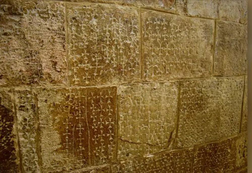 Giải mã hình cây thánh giá trên tường Nhà thờ Mộ Chúa ở Jerusalem