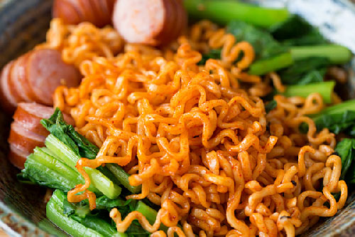 Nấu mỳ tôm cho ngay vào nồi là sai, đây là cách nấu vừa ngon vừa tăng thêm dinh dưỡng