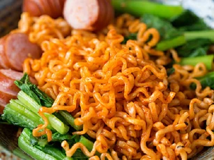 Nấu mỳ tôm cho ngay vào nồi là sai, đây là cách nấu vừa ngon vừa tăng thêm dinh dưỡng