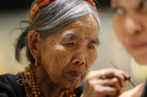 Người phụ nữ đầu tiên của bộ tộc Kalinga được truyền nghề xăm