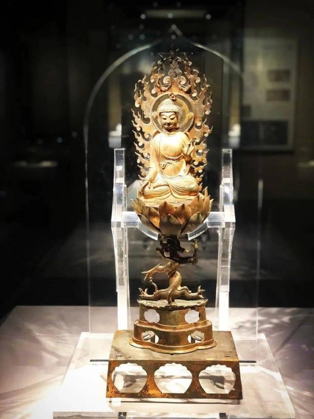 Sau khi sụp đổ, căn hầm bí mật dưới đáy tháp lộ ra 2 bảo vật trấn yểm