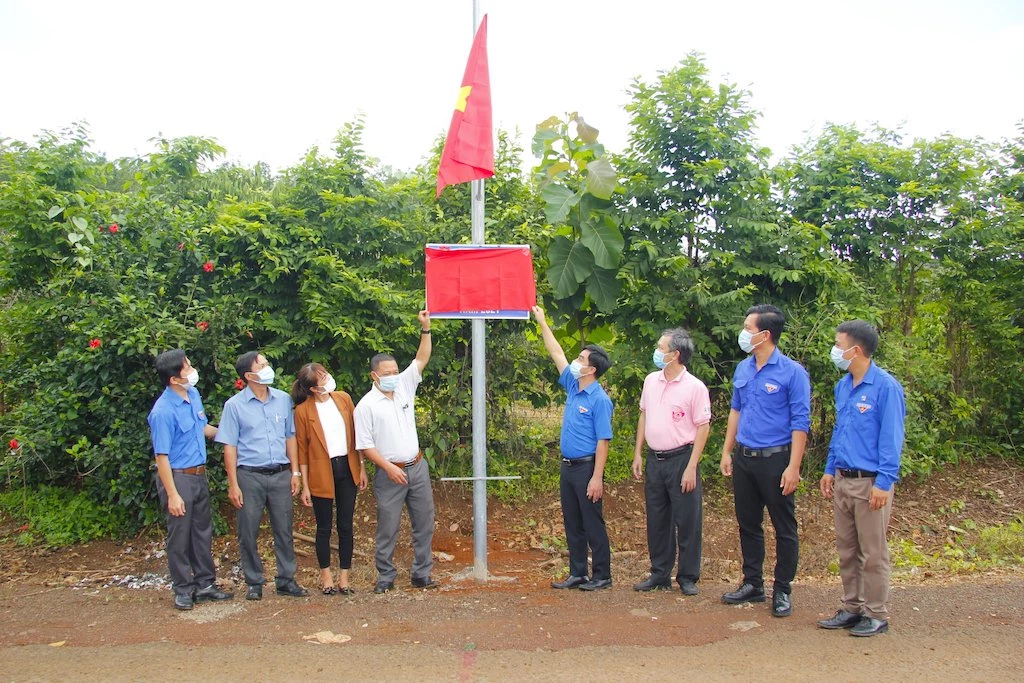 Tuyến đường “Ánh sáng biên cương” tại thôn 4, xã Đắk Ơ (huyện Bù Gia Mập) được bàn giao