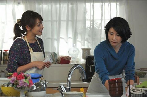 Nhìn mâm cơm đạm bạc, tôi nói đùa một câu, nào ngờ em dâu lại trả lời như tát vào mặt