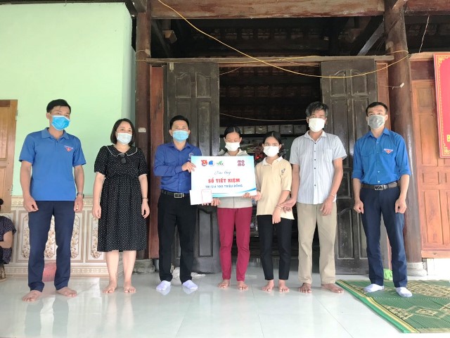 Tặng sổ tiết kiệm cho gia đình 2 thanh niên dũng cảm cứu bạn khỏi đuối nước