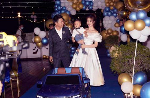 Lộ ảnh hiếm cả gia đình Hoà Minzy trong tiệc thôi nôi của quý tử, tổ chức hoành tráng trên du thuyền mà giữ kín như bưng