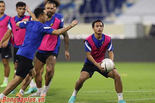 ĐT Malaysia rèn chơi bóng bằng tay trước khi gặp ĐT Việt Nam