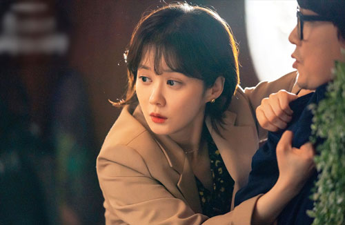 Cuống cuồng về nhà đưa con đi viện, tôi sững sờ trước hành động của gã đồng nghiệp trong thang máy