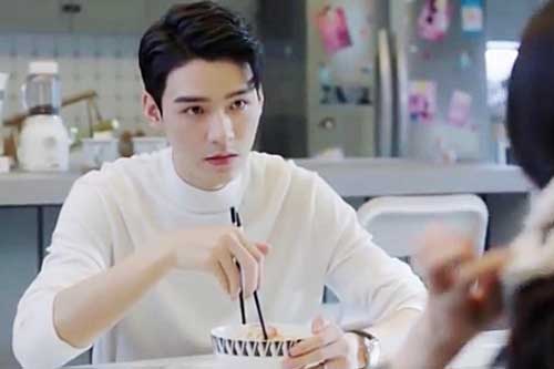 Bực tức vì ngày nào vợ cũng xới cơm đầy, tôi ném bát bắt xẻ lại một nửa, vợ nghe theo rồi trả lại thứ khiến tôi sợ xanh mặt