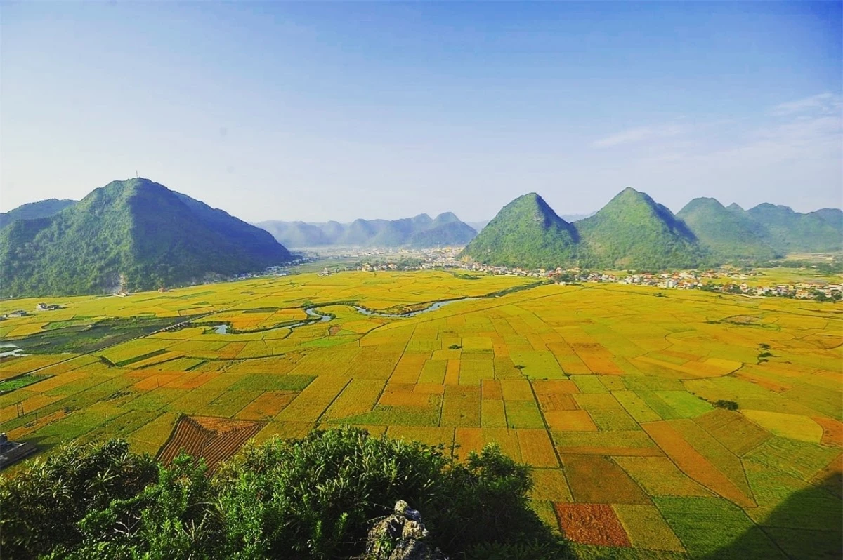 Thung lũng Bắc Sơn với địa hình bằng phẳng, rộng lớn; những dòng suối uốn lượn qua các cánh đồng lúa vào mùa gặt nên vẻ đẹp khó quên với du khách.