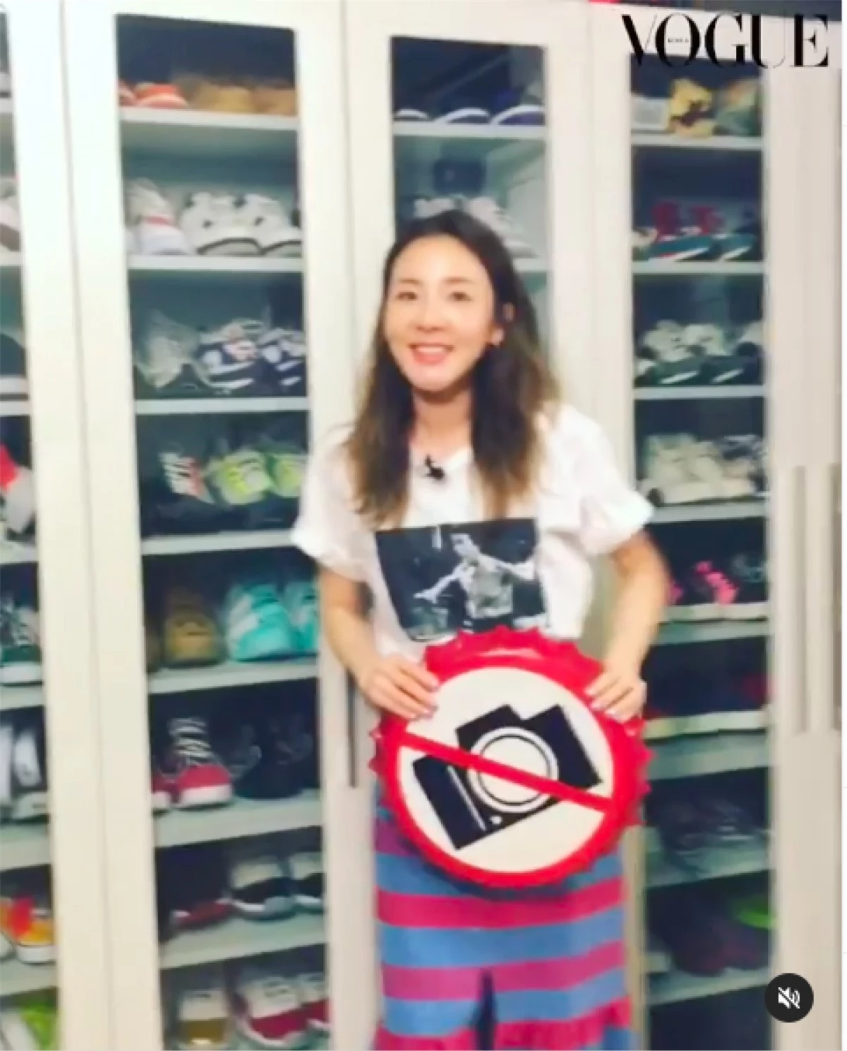 Dara cùng bộ sưu tập giày thể thao của mình (ảnh @VogueKorea)
