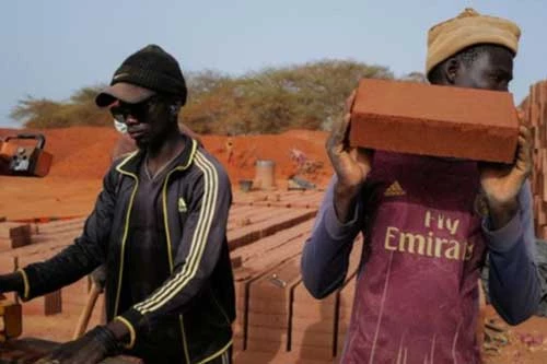 Sản xuất gạch đất tại nhà máy Elementerre ở Mbour, Senegal. Ảnh: Reuters.